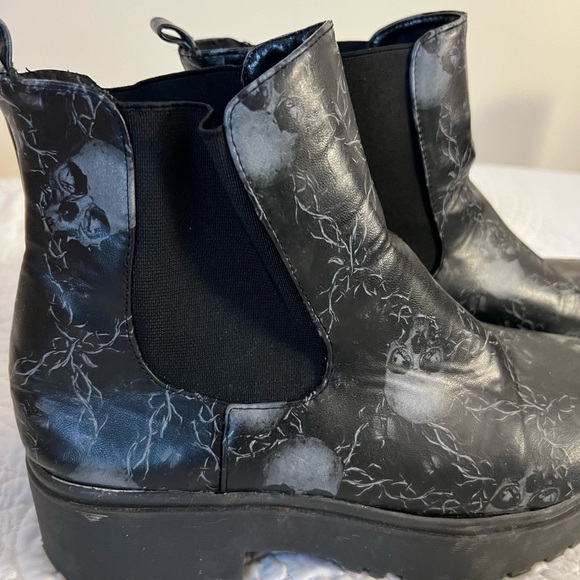 Black platform skull and chain boots. Size 10 - Picture 6 of 11